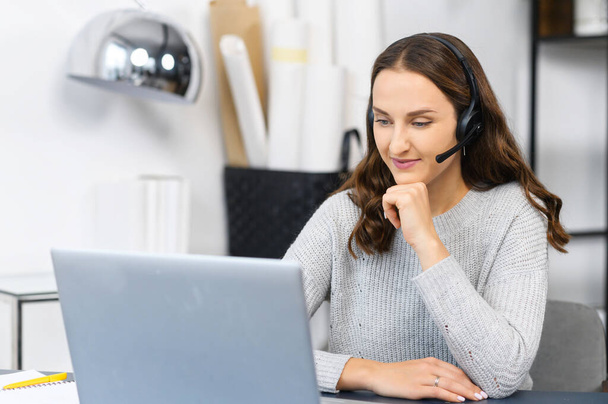 Woman with a headset with a laptop indoor - Foto, Bild