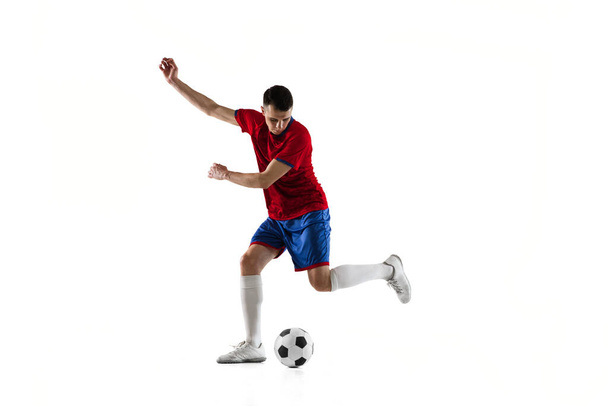 Giovane giocatore di calcio caucasico formazione isolato su sfondo bianco. - Foto, immagini