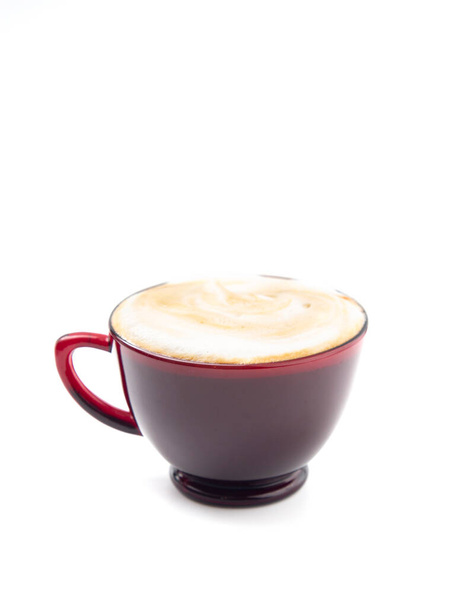 Kaffee in einem rot-transparenten Becher auf weißem Hintergrund - Foto, Bild