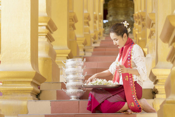 ビルマの女性は寺で利益を得るでしょう. - 写真・画像