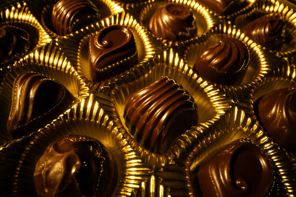 Csokis doboz. arany csomagolás - Fotó, kép