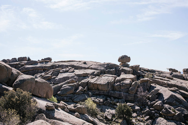 マドリードのペドリザと呼ばれる自然公園の素晴らしい石の風景スペイン - 写真・画像
