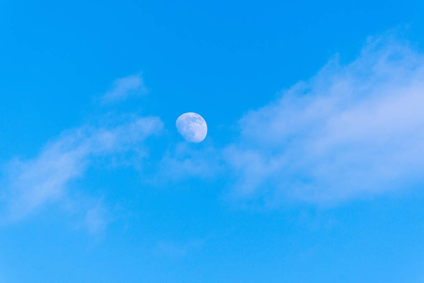 Księżyc jest na niebieskim niebie w ciągu dnia, trzy dni przed pełnią księżyca. - Zdjęcie, obraz