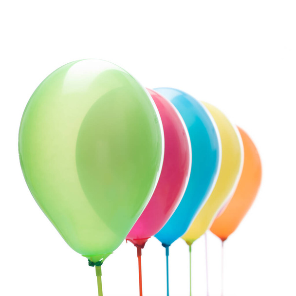 image carrée superposition de ballons colorés sur bâtons fond blanc - Photo, image