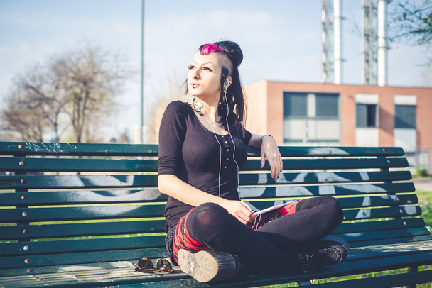 punková dívka pomocí tabletu - Fotografie, Obrázek