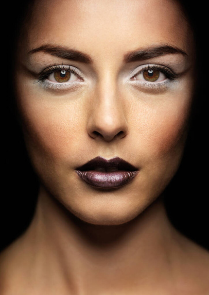 krása portrét atraktivní mladé ženy na sobě profesionální make-up. detailní obrázek - Fotografie, Obrázek