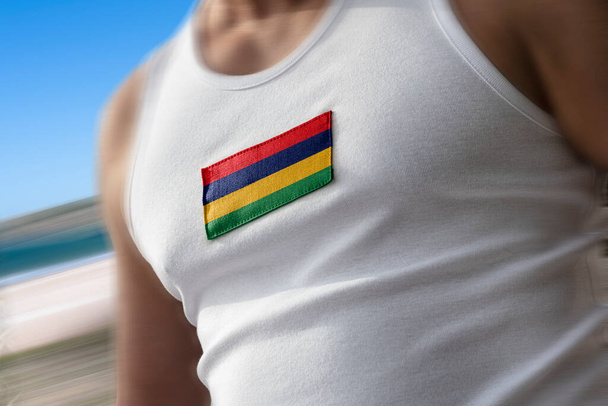 Mauritius nemzeti zászlója a sportolók mellkasán - Fotó, kép