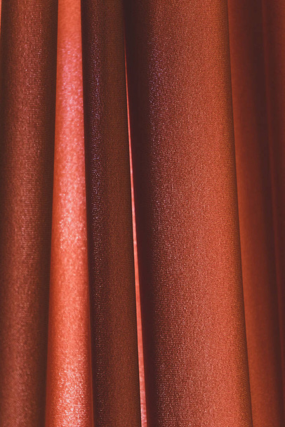 Marco completo de tela de terciopelo de seda doblada roja como fondo, líneas verticales. Diseño de fondo fod - Foto, imagen