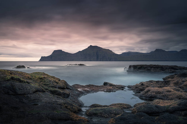 Piscinas de água à beira-mar em Gjogv ao pôr-do-sol com vista para a ilha Kalsoy e oceano, Ilhas Faroé - Foto, Imagem