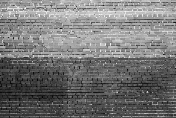 textura sólida de una pared de ladrillo vacía de dos tonos de blanco y negro para fondo y papel pintado - Foto, Imagen