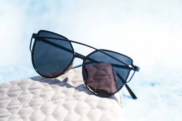 Сонцезахисні окуляри для котячих очей особливий дизайн з великими чорними лінзами та чорною рамкою для жінок, які стріляють у сонячний день. Вибірковий фокус
  - Фото, зображення