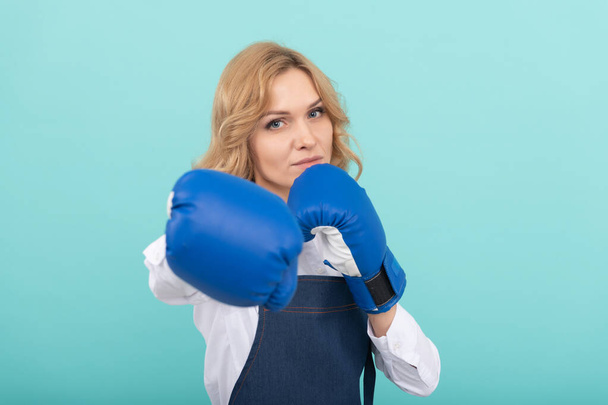 žena v kuchařce zástěra boxerské rukavice, boxer. - Fotografie, Obrázek