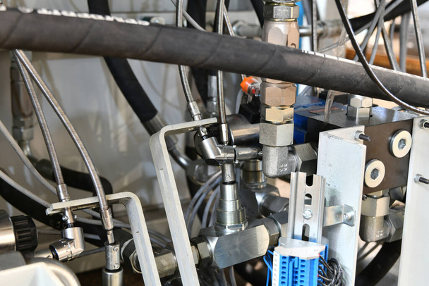 Tubos, mangueras y adaptadores en una estación de producción de aceite hidráulico. - Foto, imagen