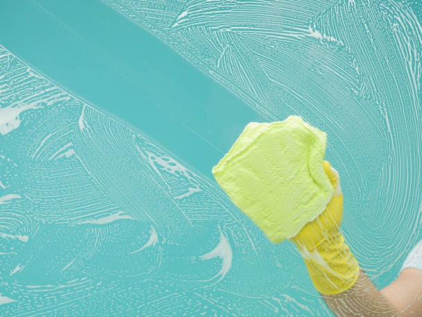 man washing window, clearing out detergent with rag - Φωτογραφία, εικόνα