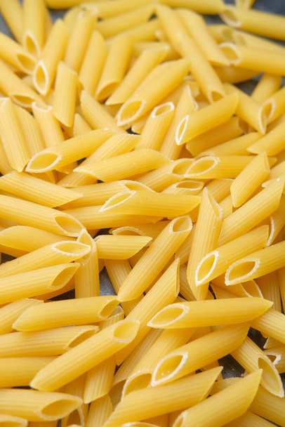 Variedad de tipos y formas de pasta italiana seca en un tazón. - Foto, Imagen