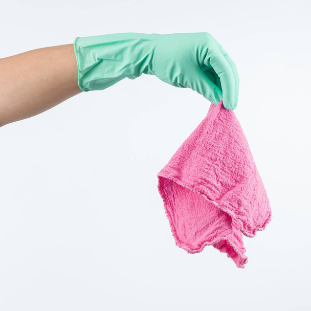 menselijke hand dragen beschermende handschoen, het houden van reinigingsdoek, op witte achtergrond - Foto, afbeelding