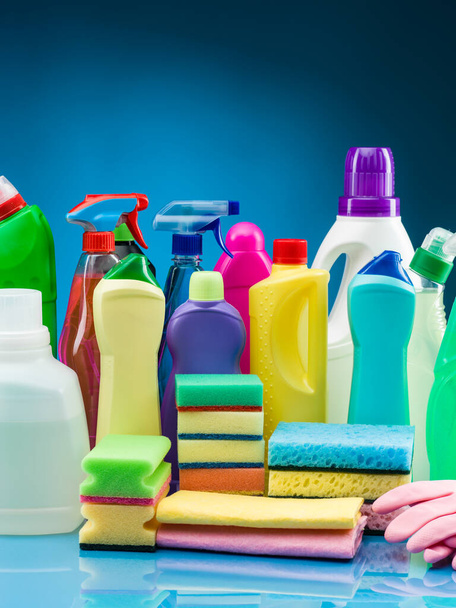 limpeza de produtos e suprimentos na mesa com fundo azul - Foto, Imagem