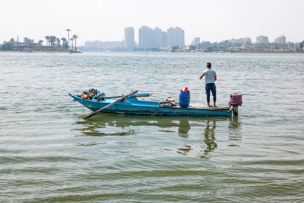 Pescador en un barco. La vida cotidiana en el río Nilo en El Cairo, Egipto. - Foto, imagen