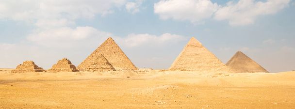 Blick auf die Pyramiden von Gizeh, Ägypten. - Foto, Bild