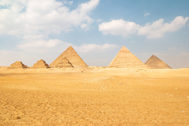 Vue panoramique des grandes pyramides égyptiennes à Gizeh, Égypte. - Photo, image