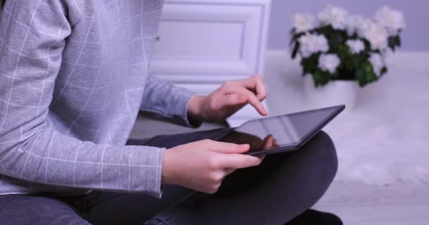 Close-up de menina usando computador tablet digital em casa. Estudar o conceito online. Dolly atirou 4k - Filmagem, Vídeo