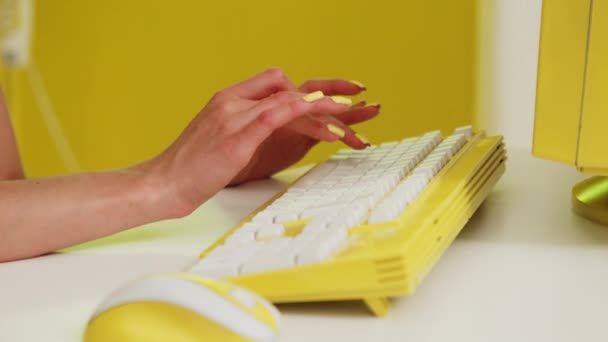 Mujer está escribiendo en teclado amarillo - Imágenes, Vídeo