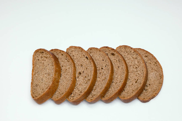 Кілька шматків житнього хліба на білому тлі
 - Фото, зображення