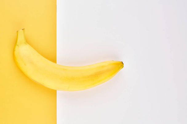 Creative geometric background with bananas. Yellow white backdrop wallpaper - Foto, afbeelding