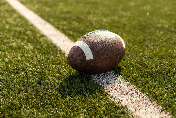Amerykańska piłka rugby na trawie na stadionie - Zdjęcie, obraz
