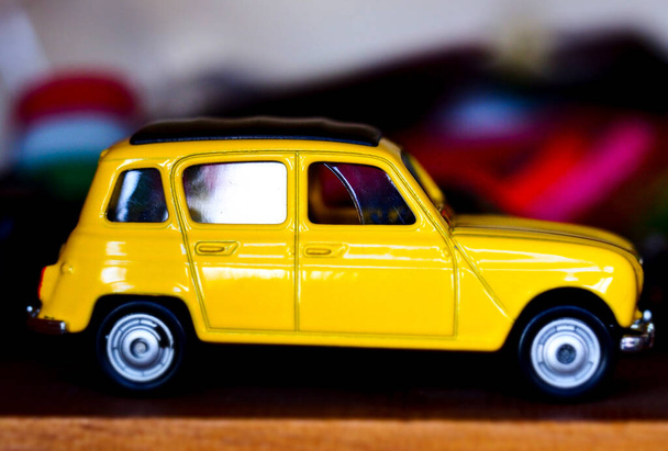 子供のおもちゃの車モデル1961-1992ルノー4黄色  - 写真・画像