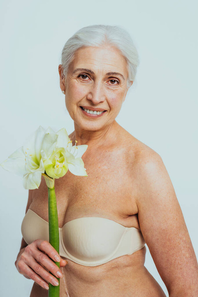 Beautiful senior woman with young and clean look, beauty shot - Pretty senior lady over 60 with perfect skin, concepts about elderly, beauty treatment and skin care - Fotoğraf, Görsel