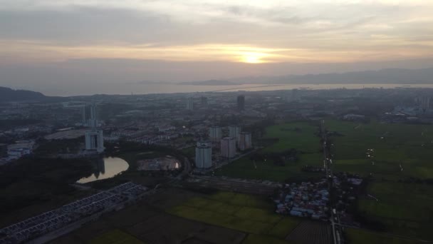Ilmakuva Malays kylä vieressä Bandar Perda kaupunki auringonlaskussa - Materiaali, video