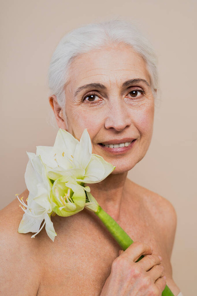 Beautiful senior woman with young and clean look, beauty shot - Pretty senior lady over 60 with perfect skin, concepts about elderly, beauty treatment and skin care - Valokuva, kuva