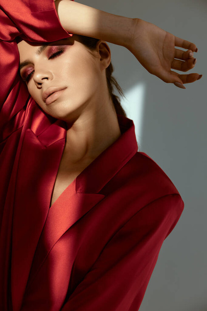 жінка з яскравим макіяжем в модному одязі закриті очі
 - Фото, зображення