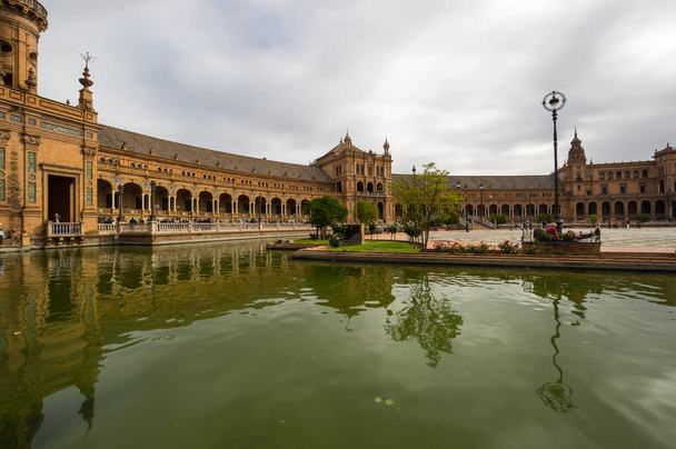 The Plaza de Espana ("Spain Square", in English) is a plaza in the Maria Luisa Park in Seville, Spain - Фото, изображение
