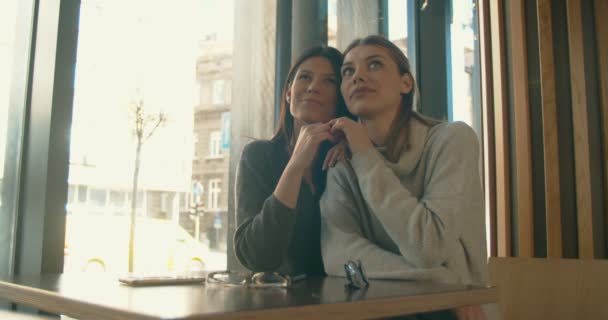 Lesbianas pareja siendo lindo juntos, slow-motion - Metraje, vídeo