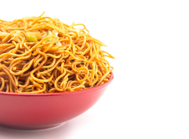 Chow Mein Noodles op een witte achtergrond - Foto, afbeelding