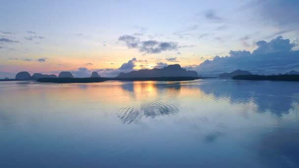 Luftaufnahme Drohne Schuss von schönen Ozean gegen den Himmel in den Morgennebel Nebel Sonnenaufgang Drohne fliegt über Meer und Mangrovenwald Landschaft Hochwinkel-Ansicht Dynamische Luftaufnahme Erstaunliche Natur-Ansicht - Filmmaterial, Video