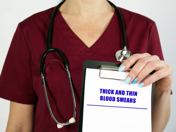 Концепція охорони здоров'я про THICK And THIN BLOOD SMEARS зі знаком на сторінці
 - Фото, зображення