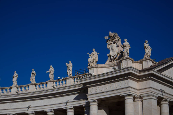 Views of columnata de Bernini buildings. Vatican City, Italy - 写真・画像