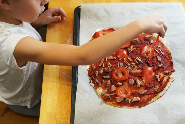 Дівчина готує здорову піцу без глютену з яловичиною. Готуємо разом
. - Фото, зображення