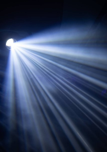 Точкові світильники на сцені з димом і світлом, реальна фотографія під час деякого концерту
 - Фото, зображення