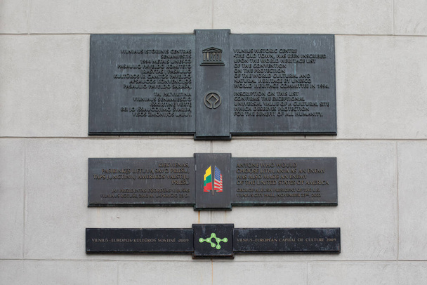 Vilna, Lituania - 28 de marzo de 2021: Placas conmemorativas en el ayuntamiento de Vilna para conmemorar algunos acontecimientos históricos recientes de Vilna. Mismo texto en lituano e inglés.  - Foto, imagen