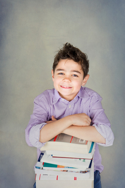 Criança feliz com livros
 - Foto, Imagem