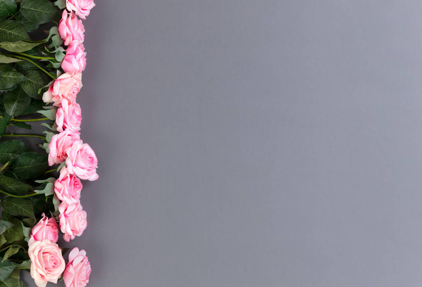 Confine di belle rose rosa su sfondo grigio per il concetto di festa della mamma   - Foto, immagini