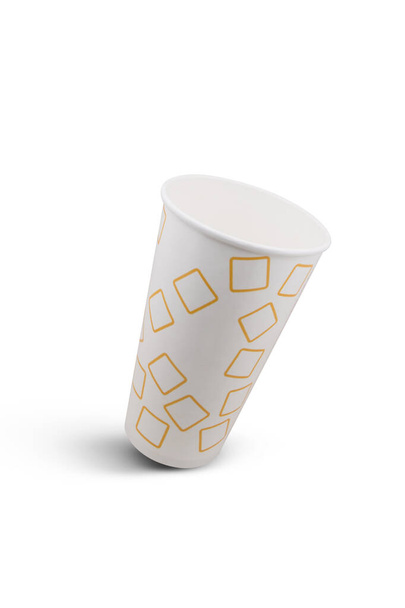 Taza desechable para bebidas con paja aislada sobre fondo blanco - Foto, Imagen