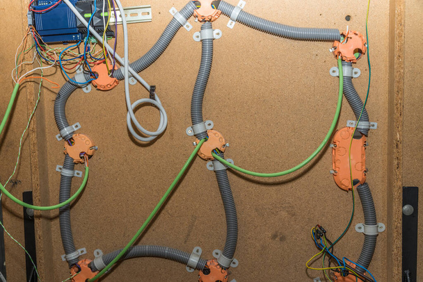 Instalaciones eléctricas en la pared de instalación - ingeniería eléctrica para conexiones y tomas de corriente - Foto, Imagen