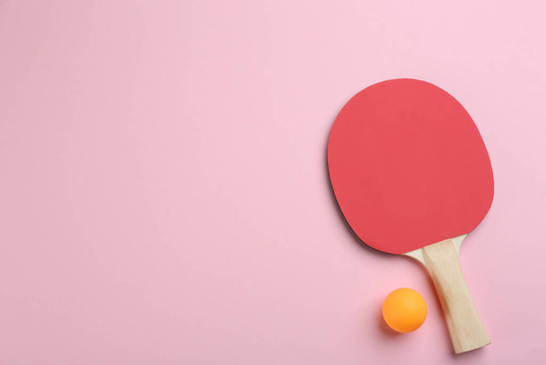 Ping pong racket and ball on pink background, flat lay. Space for text - Фото, зображення