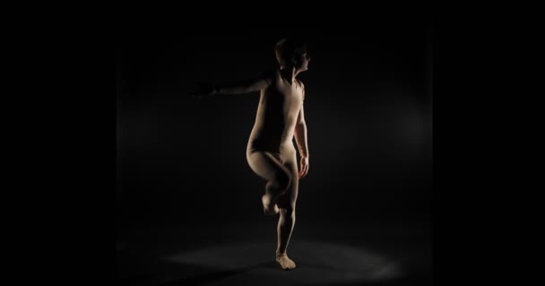 Muž tanečník opakuje některé taneční pohyby ve zpomaleném filmu - Záběry, video