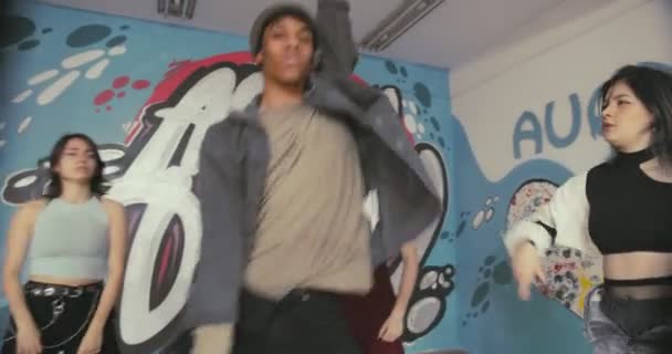 Μαύρος χορευτής χορεύει και διασκεδάζει ενώ το κάνει στο στούντιο χορού - Πλάνα, βίντεο